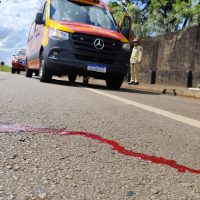 Imagem referente a Ciclista bate a cabeça e fica em estado grave após queda de bicicleta