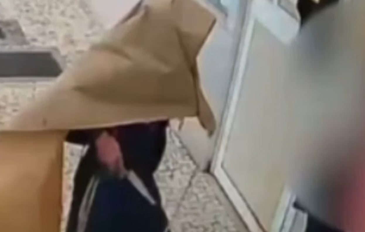 Homem enrolado em cobertor e armado com faca assalta mulher e rouba celular