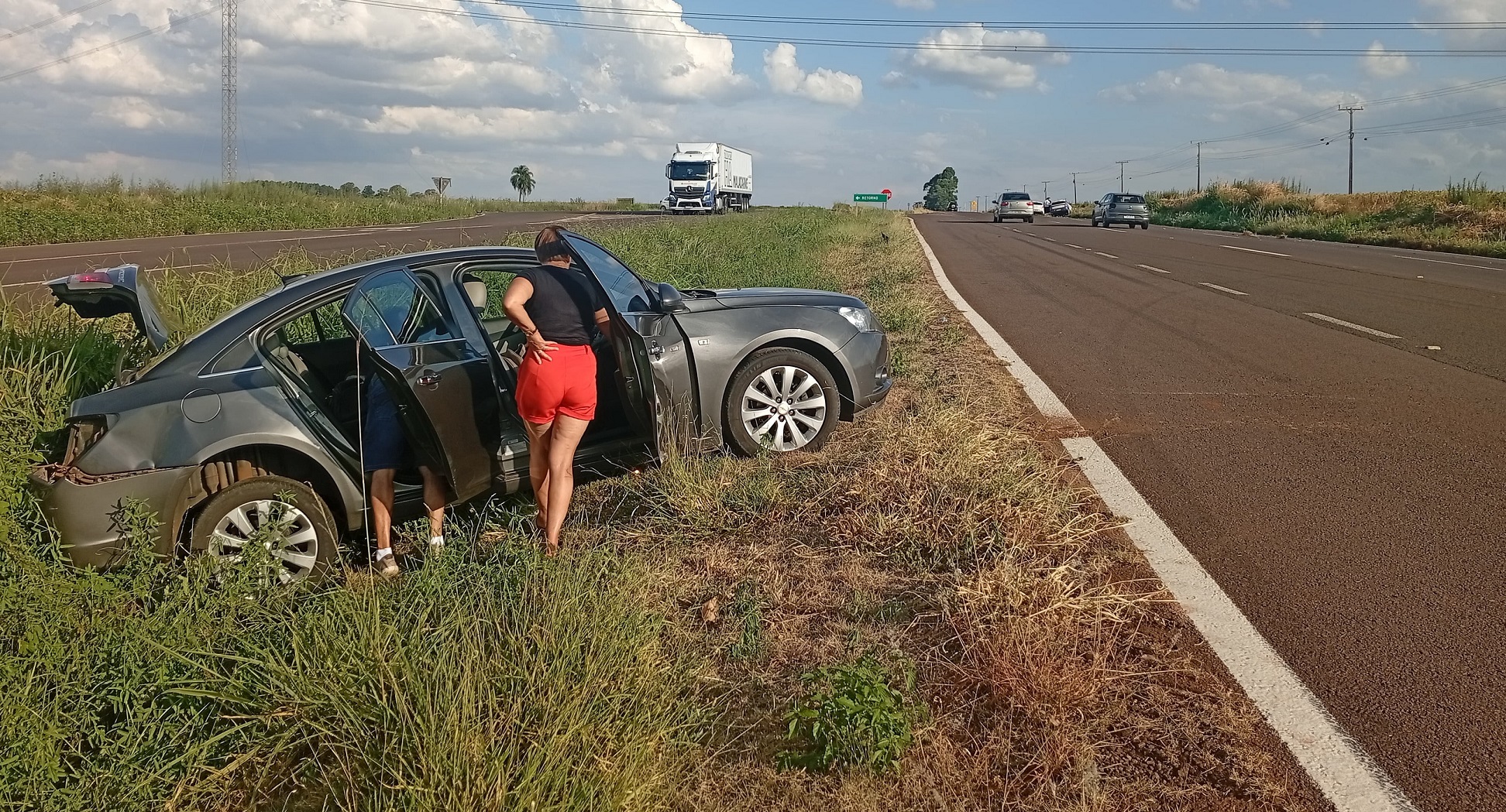 Casal de Santa Catarina se envolve em acidente na BR-467 em Cascavel