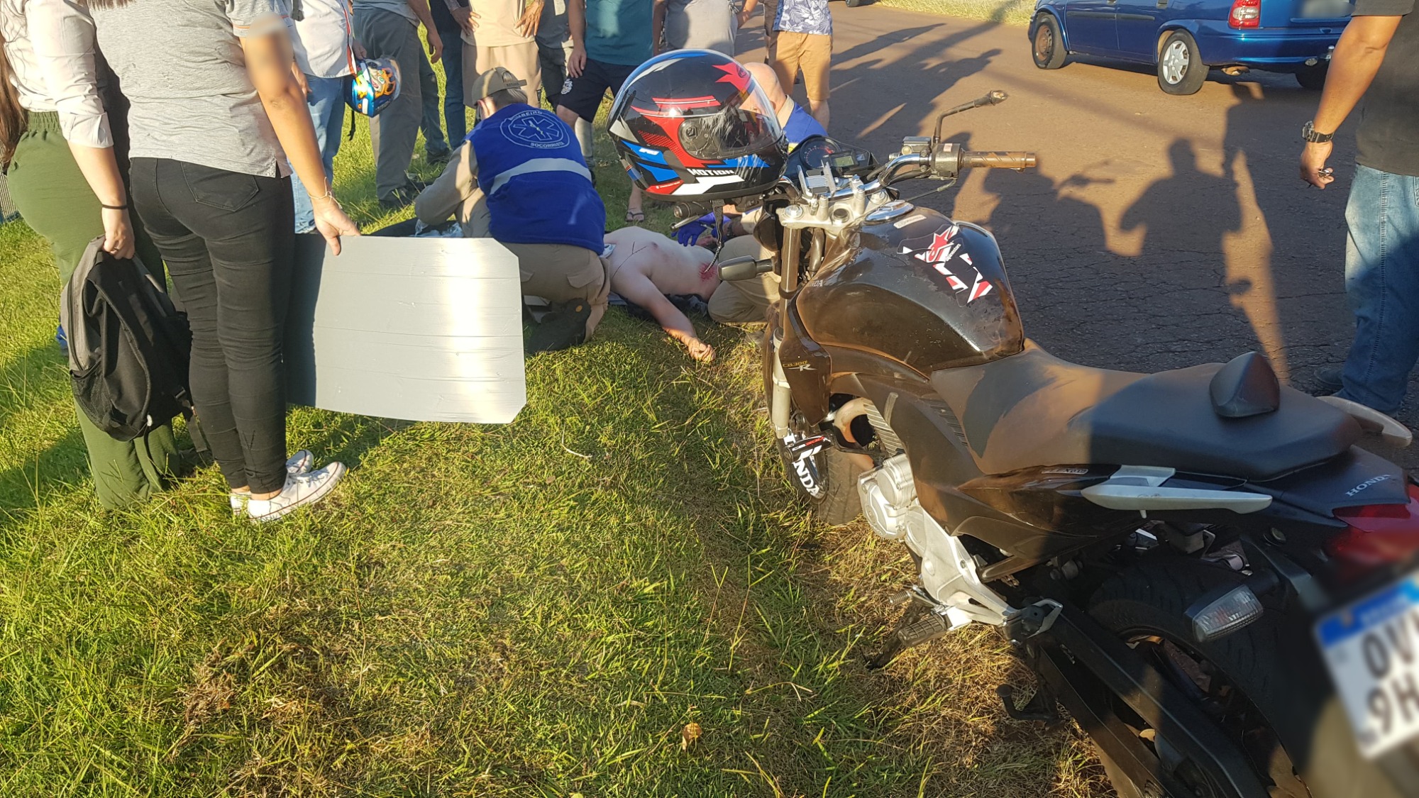 Jovem fratura braço em acidente na marginal da BR-277