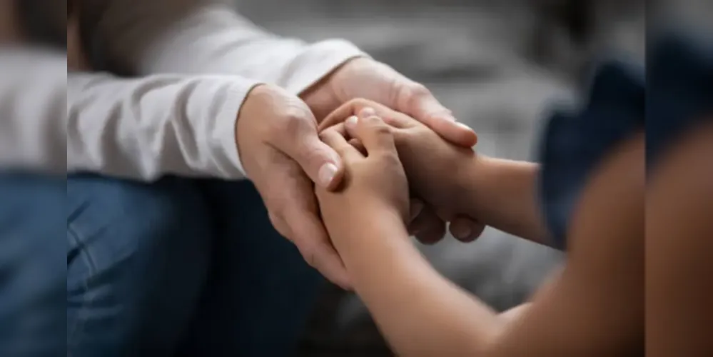Babá vive drama após mãe sair de casa e abandonar crianças