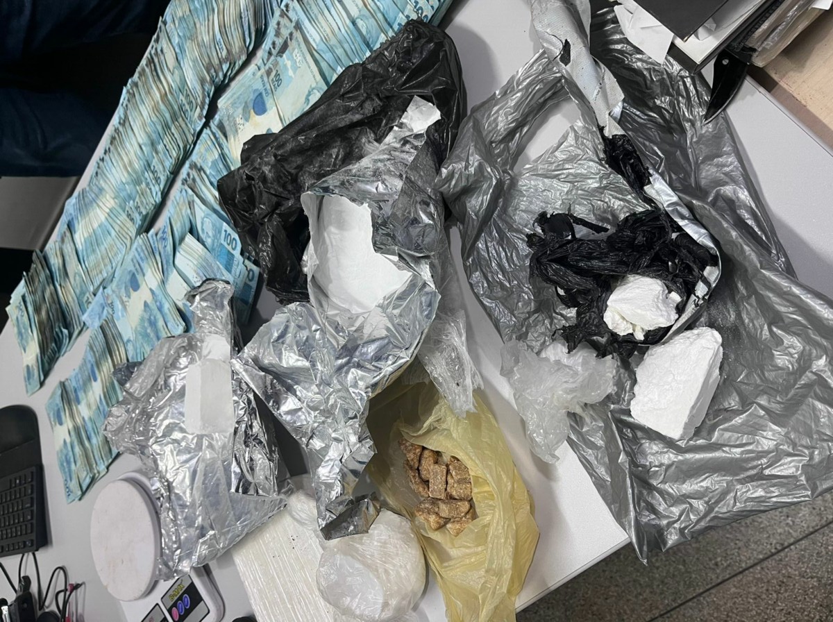 Polícia Civil apreende drogas e mais de R$ 100 mil em residência de suspeito de homicídio