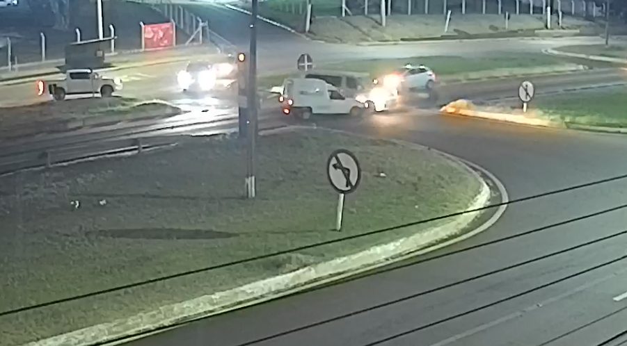 Câmera registra acidente entre Van Funerária e Fiorino no Trevo da Portal