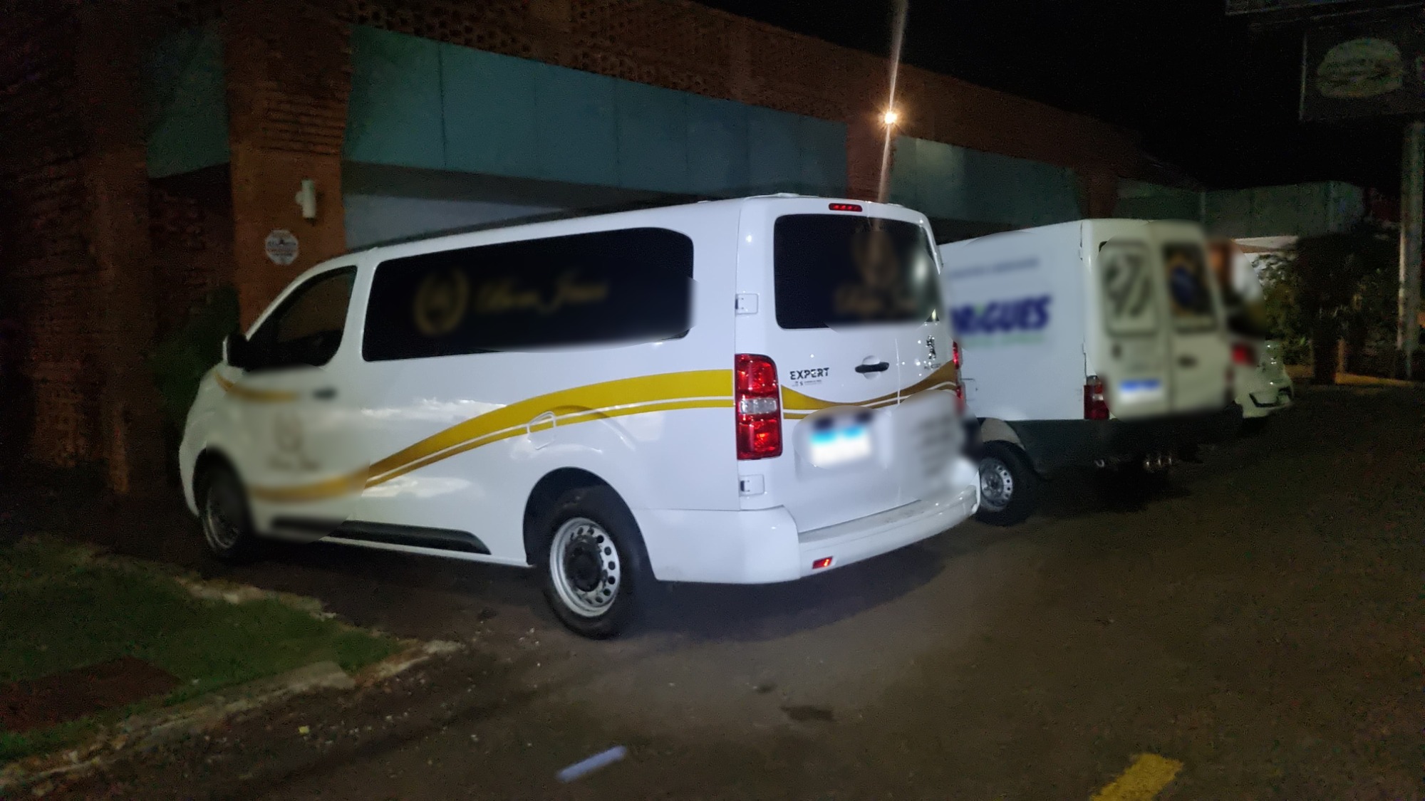 Van funerária e Fiorino se envolvem em acidente no Trevo da Portal