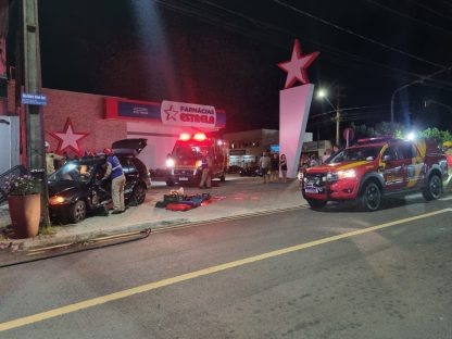 Imagem referente a Pancada! Carros colidem na Rua Itália e homem fica encarcerado