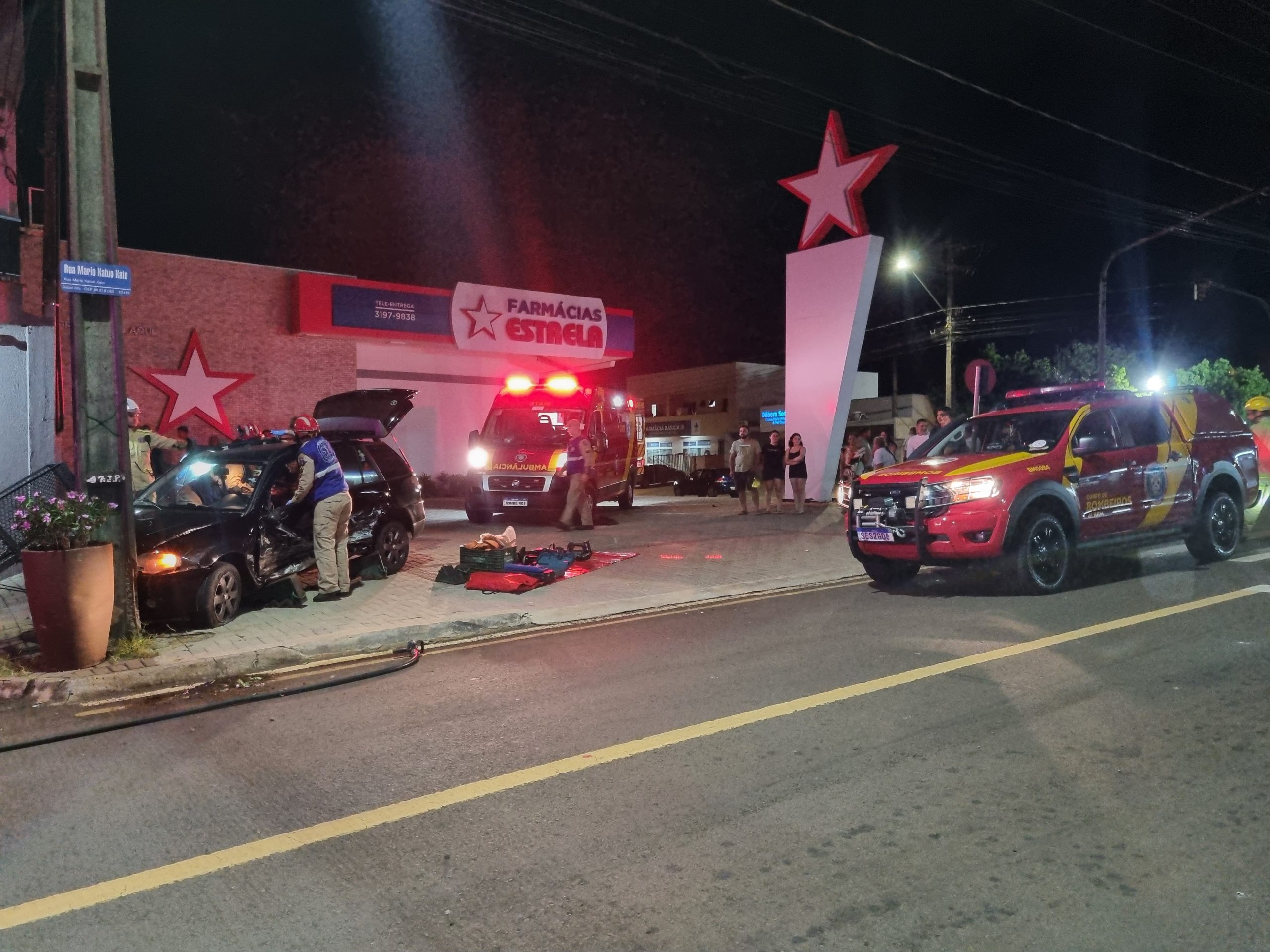 Pancada! Carros colidem na Rua Itália e homem fica encarcerado