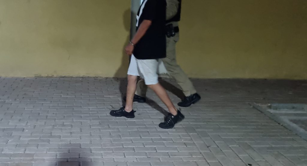 Homem é detido pela PM após agredir esposa com capacetada no bairro Guarujá Homem é detido pela PM após agredir esposa com capacetada no bairro Guarujá