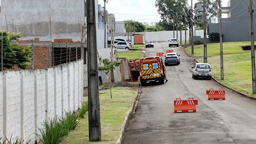 Mulher fica ferida ao sofrer queda em condomínio