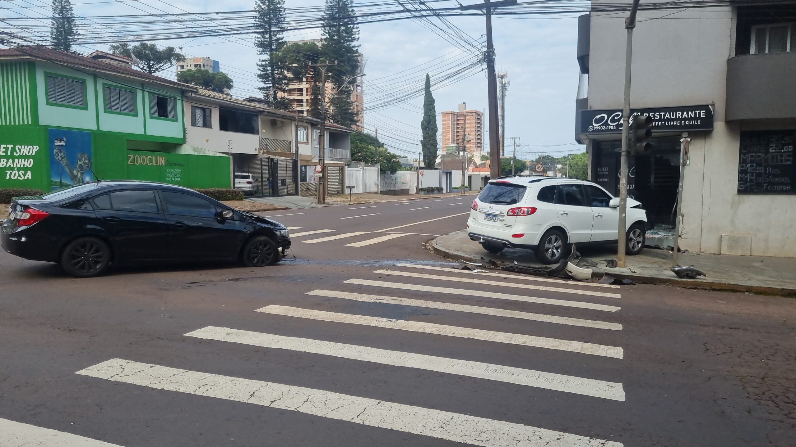 Santa Fé atinge fachada de restaurante após colidir com Civic Santa Fé atinge fachada de restaurante após colidir com Civic