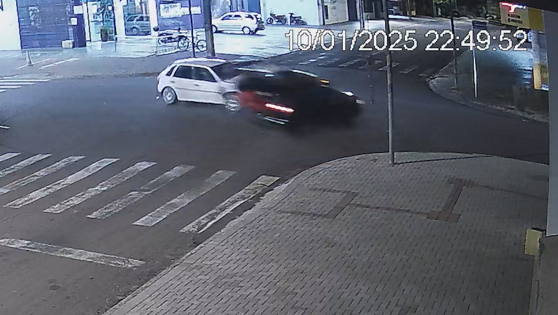 Novas imagens mostram como ocorreu acidente que deixou motorista enclausurado no Jardim Presidente Novas imagens mostram como ocorreu acidente que deixou motorista enclausurado no Jardim Presidente