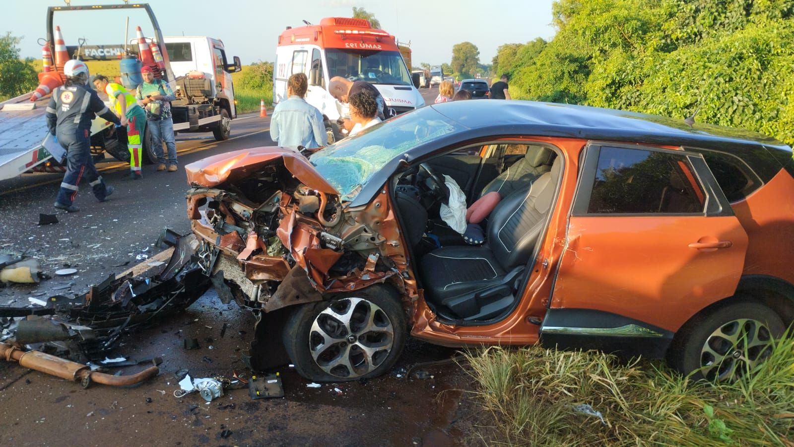 Grave acidente envolvendo três veículos interrompe trânsito na BR-369, em Corbélia Grave acidente envolvendo três veículos interrompe trânsito na BR-369, em Corbélia