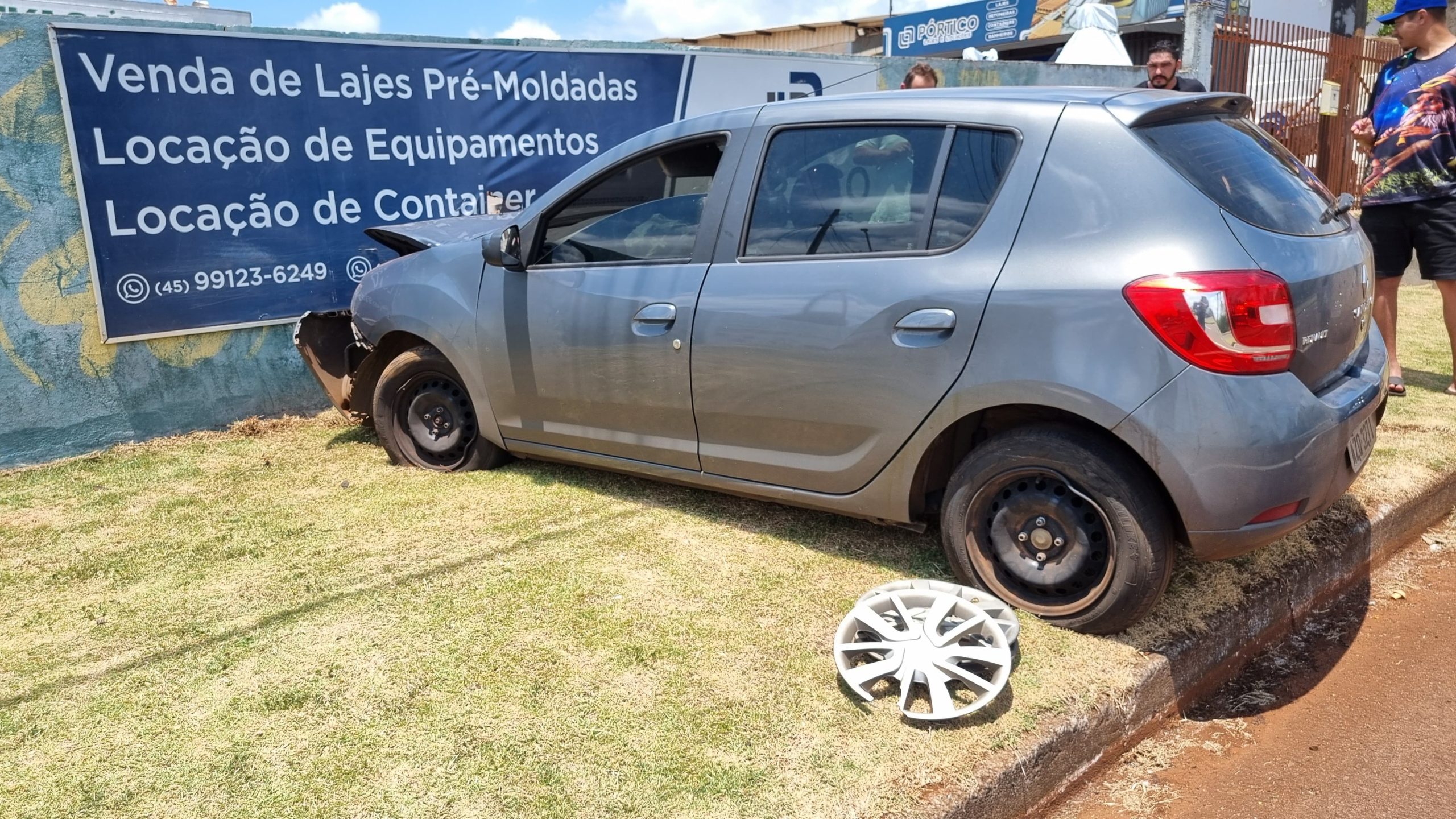 Motorista bate o carro em muro após mal súbito na Avenida Brasil Motorista bate o carro em muro após mal súbito na Avenida Brasil