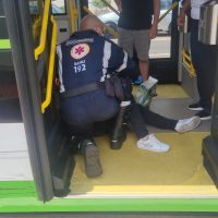 Imagem referente a Mulher passa mal em ônibus elétrico e é socorrida pelo Samu no Centro de Cascavel