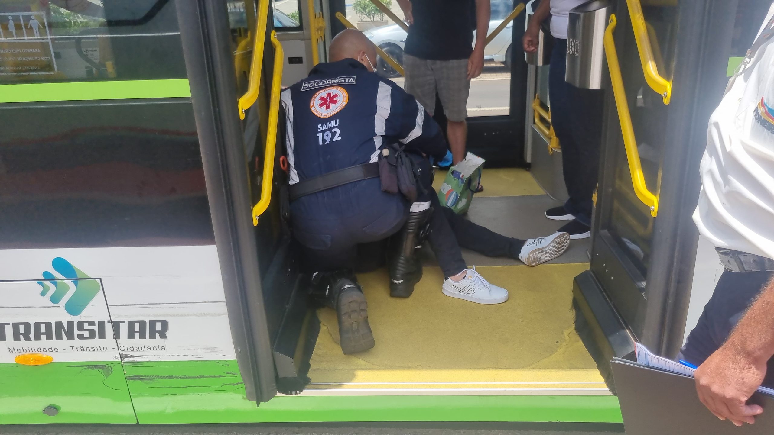 Mulher passa mal em ônibus elétrico e é socorrida pelo Samu no Centro de Cascavel Mulher passa mal em ônibus elétrico e é socorrida pelo Samu no Centro de Cascavel