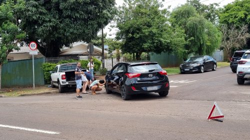 Imagem referente a Saveiro e i30 se envolvem em acidente na Avenida Brasil