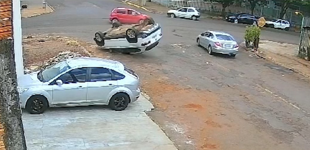 Imagens de câmera de segurança mostram capotamento que deixou duas mulheres feridas no bairro São Cristóvão Imagens de câmera de segurança mostram capotamento que deixou duas mulheres feridas no bairro São Cristóvão