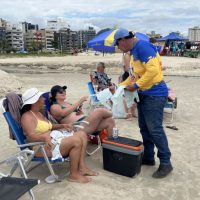 Imagem referente a Voluntários da Sanepar orientam sobre destino correto do lixo nas praias