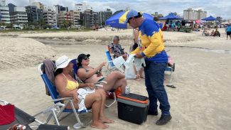 Voluntários da Sanepar orientam sobre destino correto do lixo nas praias