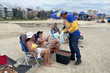 Imagem referente a Voluntários da Sanepar orientam sobre destino correto do lixo nas praias