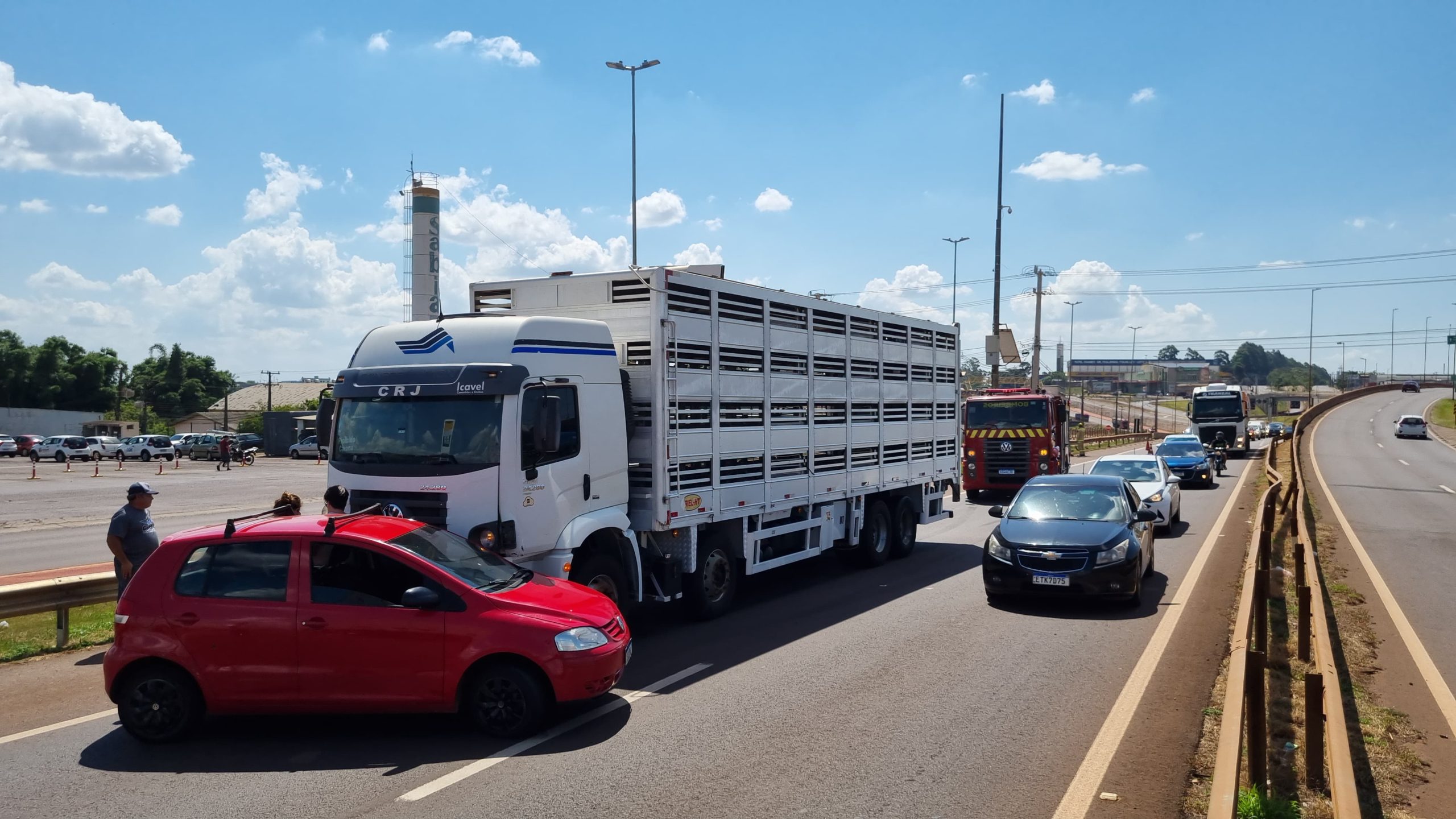 Fox e caminhão colidem na BR-277, em Cascavel
