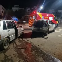 Imagem referente a Fiat Uno bate em poste e atinge Fiat Mobi estacionado na Avenida Carlos Gomes