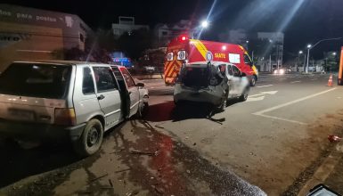 Imagem referente a Fiat Uno bate em poste e atinge Fiat Mobi estacionado na Avenida Carlos Gomes