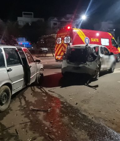 Imagem referente a Fiat Uno bate em poste e atinge Fiat Mobi estacionado na Avenida Carlos Gomes