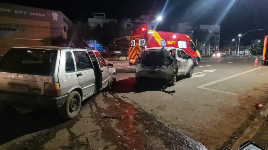 Fiat Uno bate em poste e atinge Fiat Mobi estacionado na Avenida Carlos Gomes