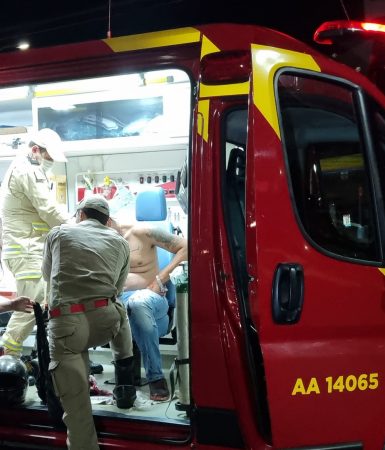 Imagem referente a Motociclista fica ferido em colisão com carro no Centro