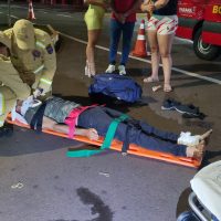 Imagem referente a Motociclista é atingido por Corolla após furar o semáforo na Avenida Brasil