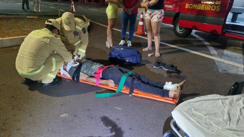 Imagem referente a Motociclista é atingido por Corolla após furar o semáforo na Avenida Brasil