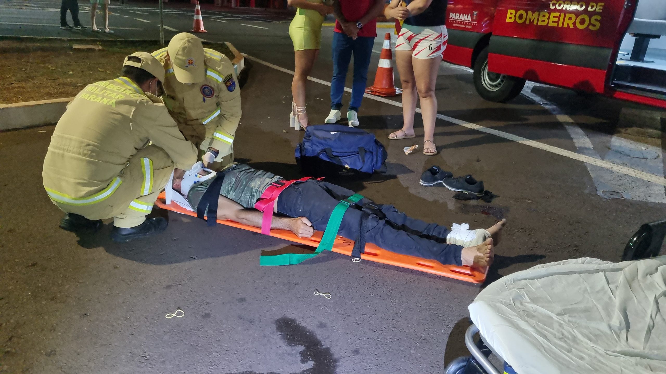 Motociclista é atingido por Corolla após furar o semáforo na Avenida Brasil