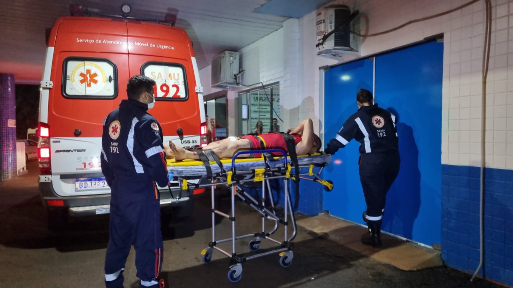 Com tiro na perna, homem invade empresa, sobe no telhado e é resgatado pelo Corpo de Bombeiros Com tiro na perna, homem invade empresa, sobe no telhado e é resgatado pelo Corpo de Bombeiros