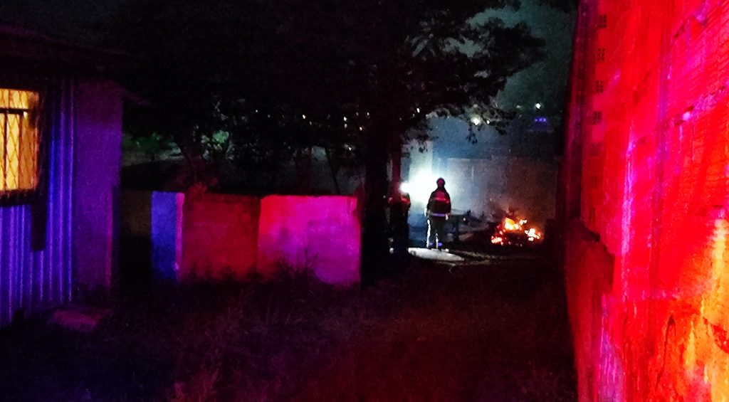 Casa de madeira é consumida pelo fogo no Periolo; suspeita é de ato criminoso Casa de madeira é consumida pelo fogo no Periolo; suspeita é de ato criminoso