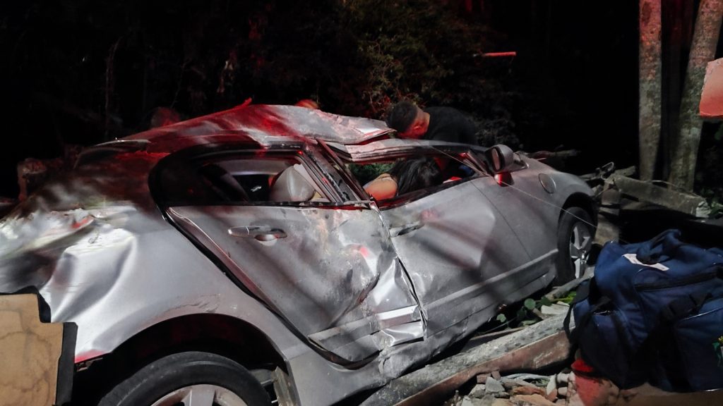 Quase tragédia! casal fica encarcerado após carro atingir muro em grave acidente no São Cristóvão Quase tragédia! casal fica encarcerado após carro atingir muro em grave acidente no São Cristóvão
