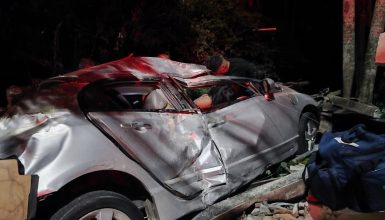 Imagem referente a Casal fica encarcerado após carro atingir muro em grave acidente no bairro São Cristóvão