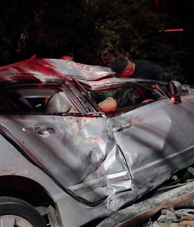 Imagem referente a Casal fica encarcerado após carro atingir muro em grave acidente no bairro São Cristóvão