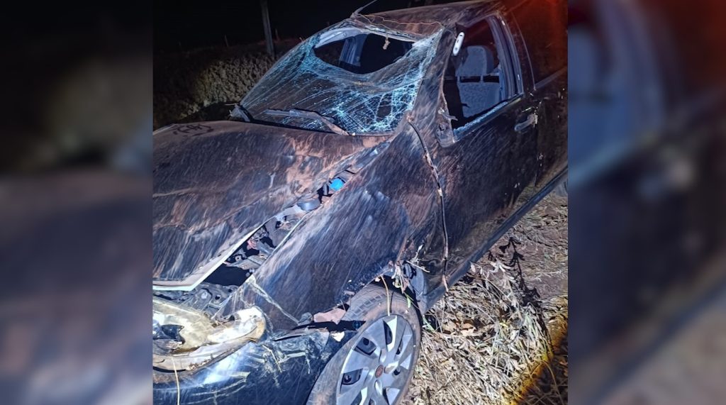 Duas pessoas ficam feridas em capotamento na rodovia PR-182 em Francisco Alves Duas pessoas ficam feridas em capotamento na rodovia PR-182 em Francisco Alves