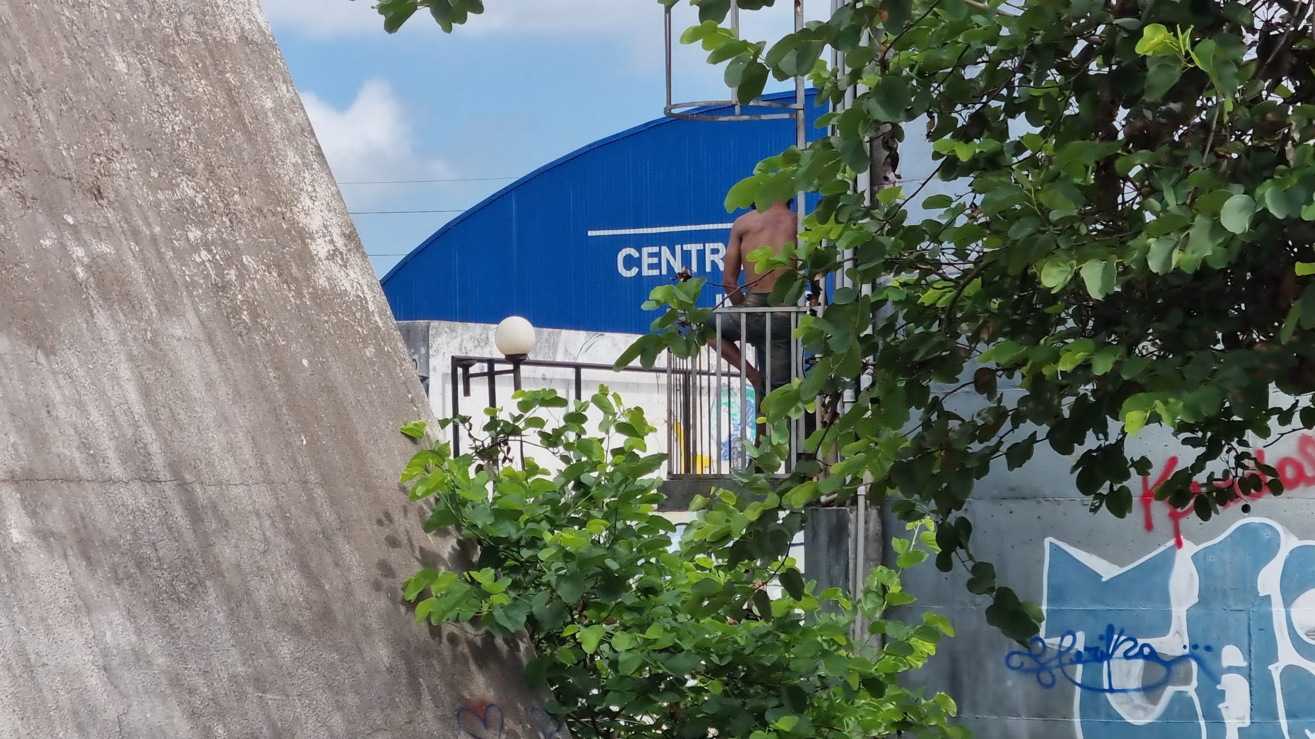 Jovem em situação de risco é salvo pelos Bombeiros