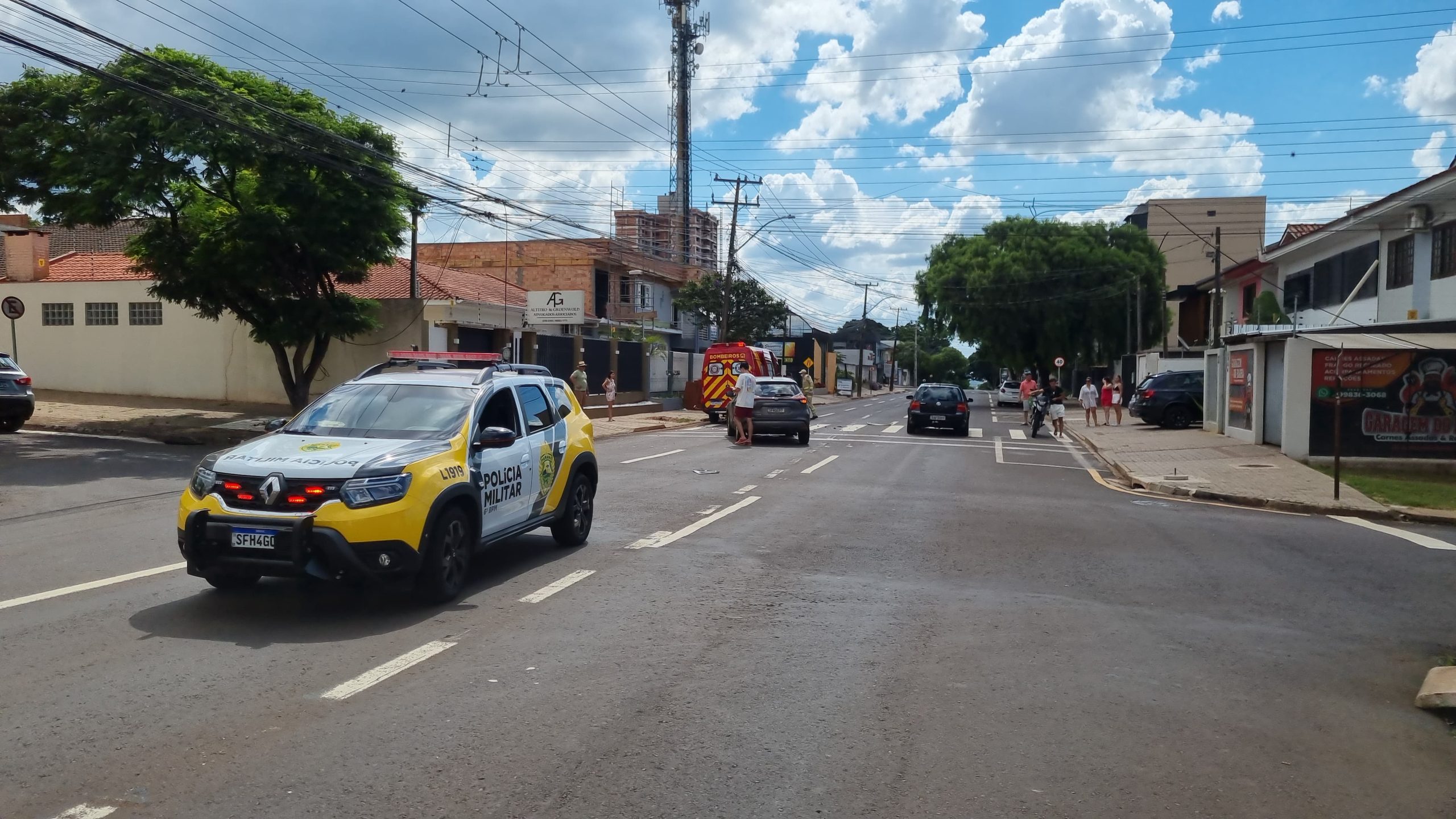 Acidente envolvendo carro e moto deixa jovem ferido no Bairro Coqueiral