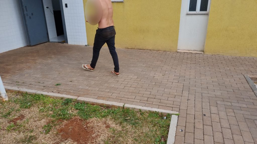Avó retira faca da mão do neto que ameaçava os próprios pais