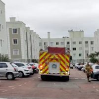 Imagem referente a Menino de 4 anos tem ferimentos graves ao cair de janela de prédio; bombeiros dizem que não tinha tela