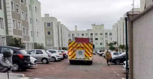 Imagem referente a Menino de 4 anos tem ferimentos graves ao cair de janela de prédio; bombeiros dizem que não tinha tela