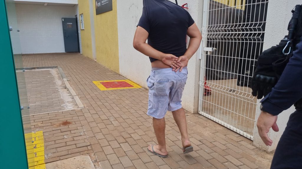 Homem é preso após ameaçar ex-companheira e promover quebradeira em residência