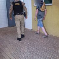 Imagem referente a Furto inusitado: homem é preso após furtar faca, garfo e maionese em shopping