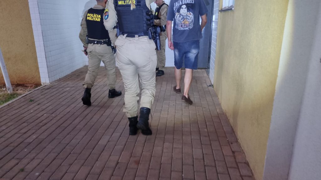 Com camiseta Jack Daniel’s, motorista é detido alcoolizado após ziguezague na rua Minas Gerais