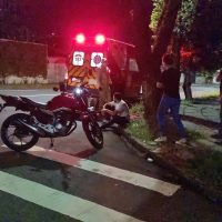 Imagem referente a Para evitar colisão com carro, motociclista freia bruscamente e sofre queda