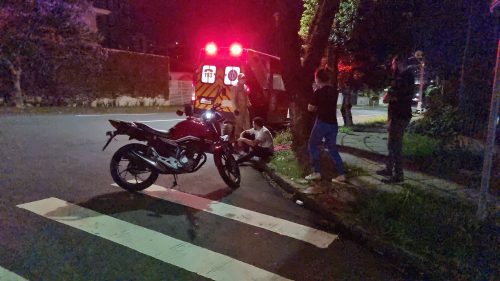 Imagem referente a Para evitar colisão com carro, motociclista freia bruscamente e sofre queda