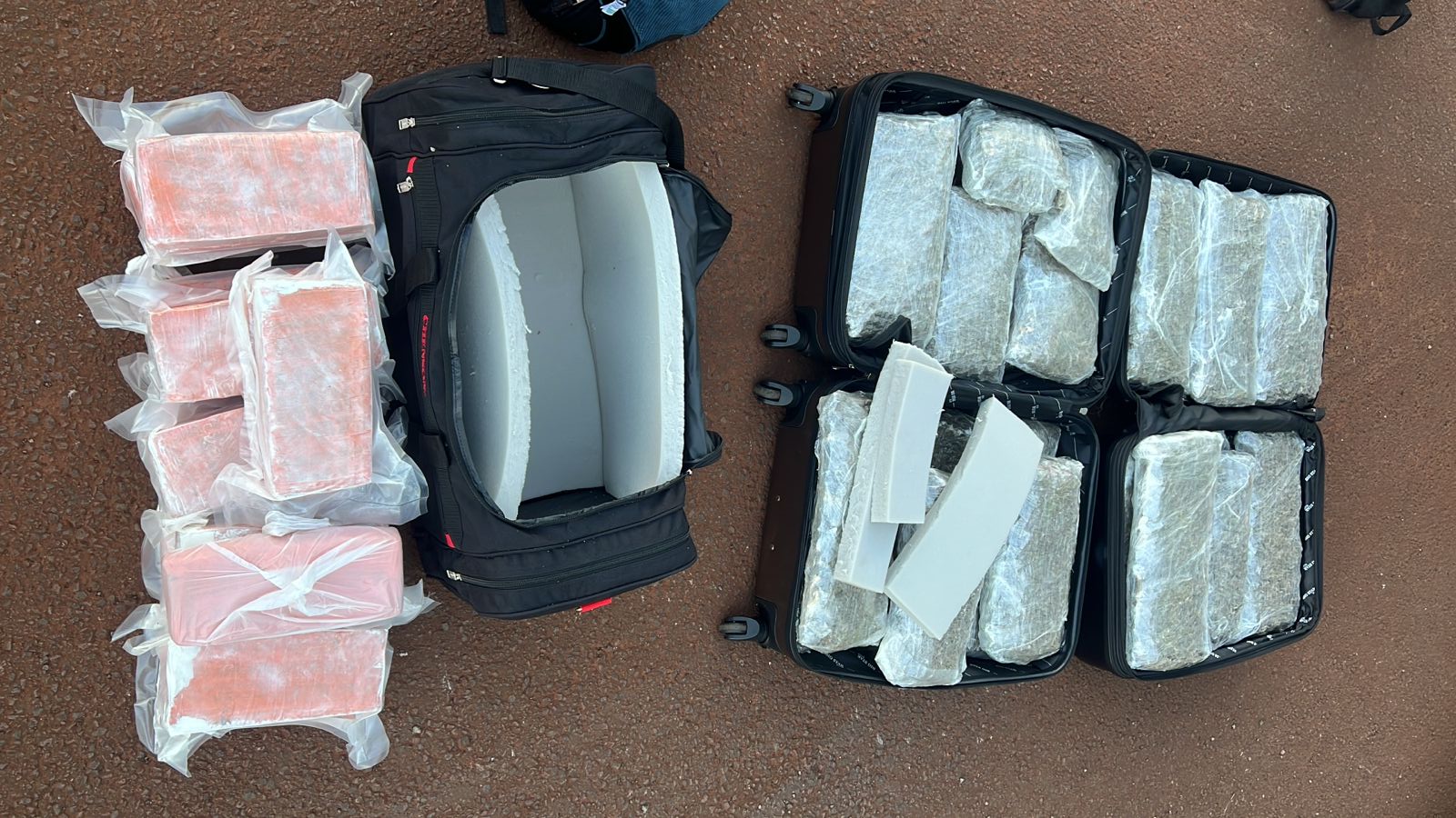 Receita Federal retém mais de 45 kg de drogas, em ônibus, na região de Foz do Iguaçu