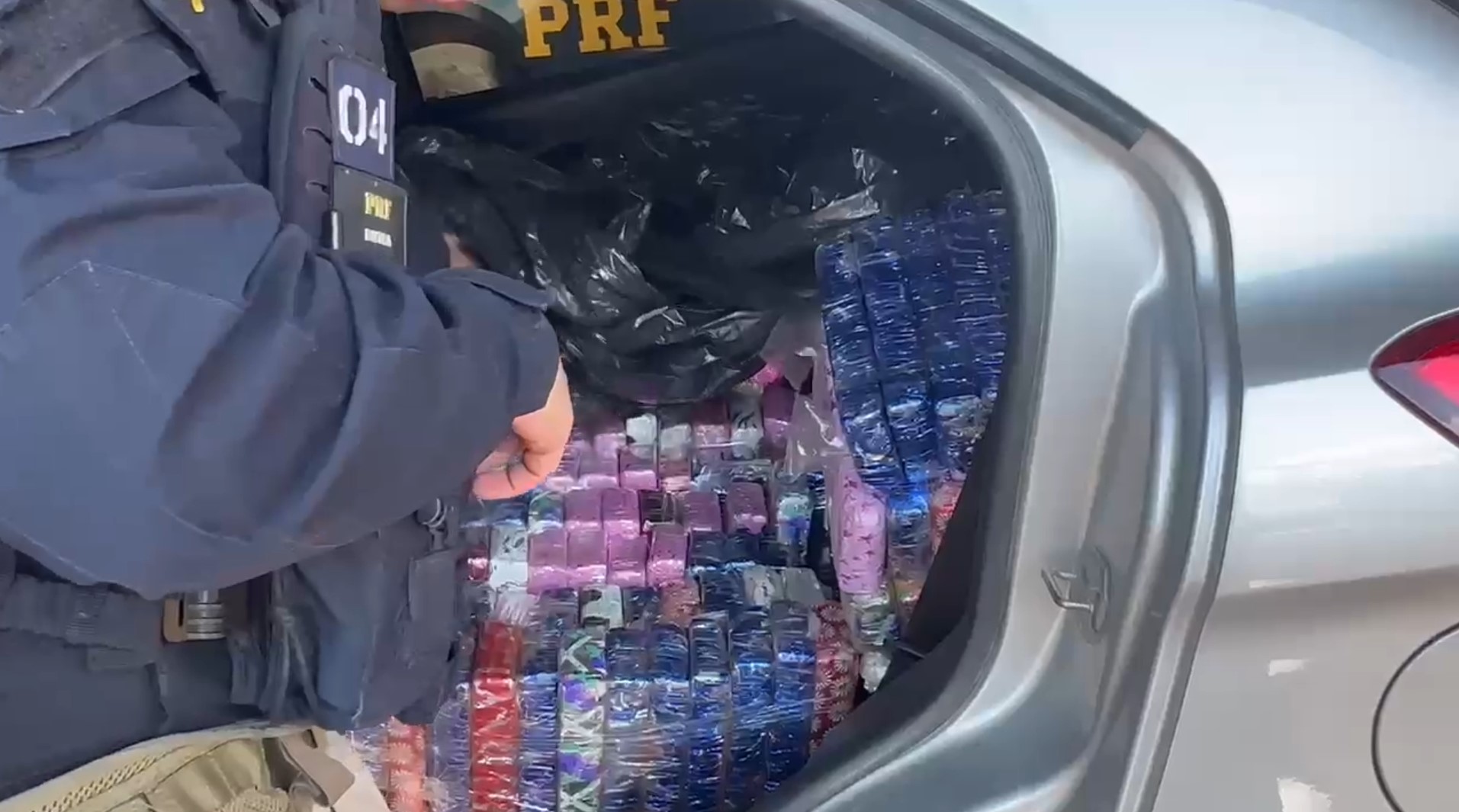 Venezuelano é preso com maconha embalada em papel de presente em Cascavel